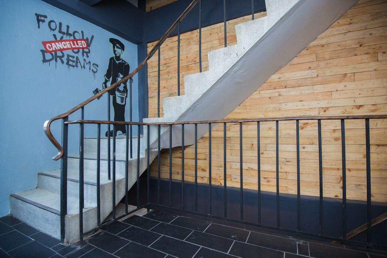The Sleepless Boutique Hostel Bangkok Exterior photo