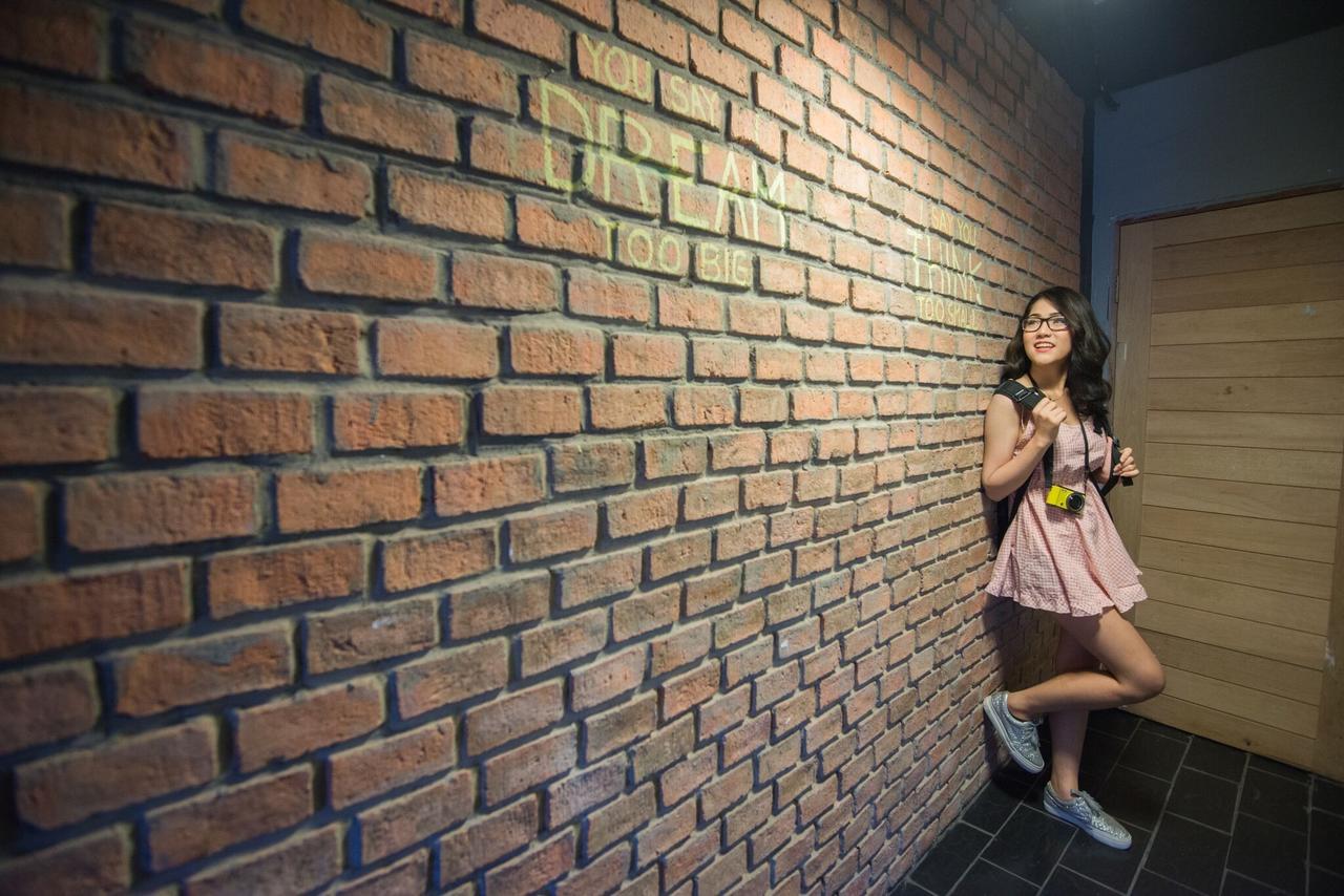 The Sleepless Boutique Hostel Bangkok Exterior photo