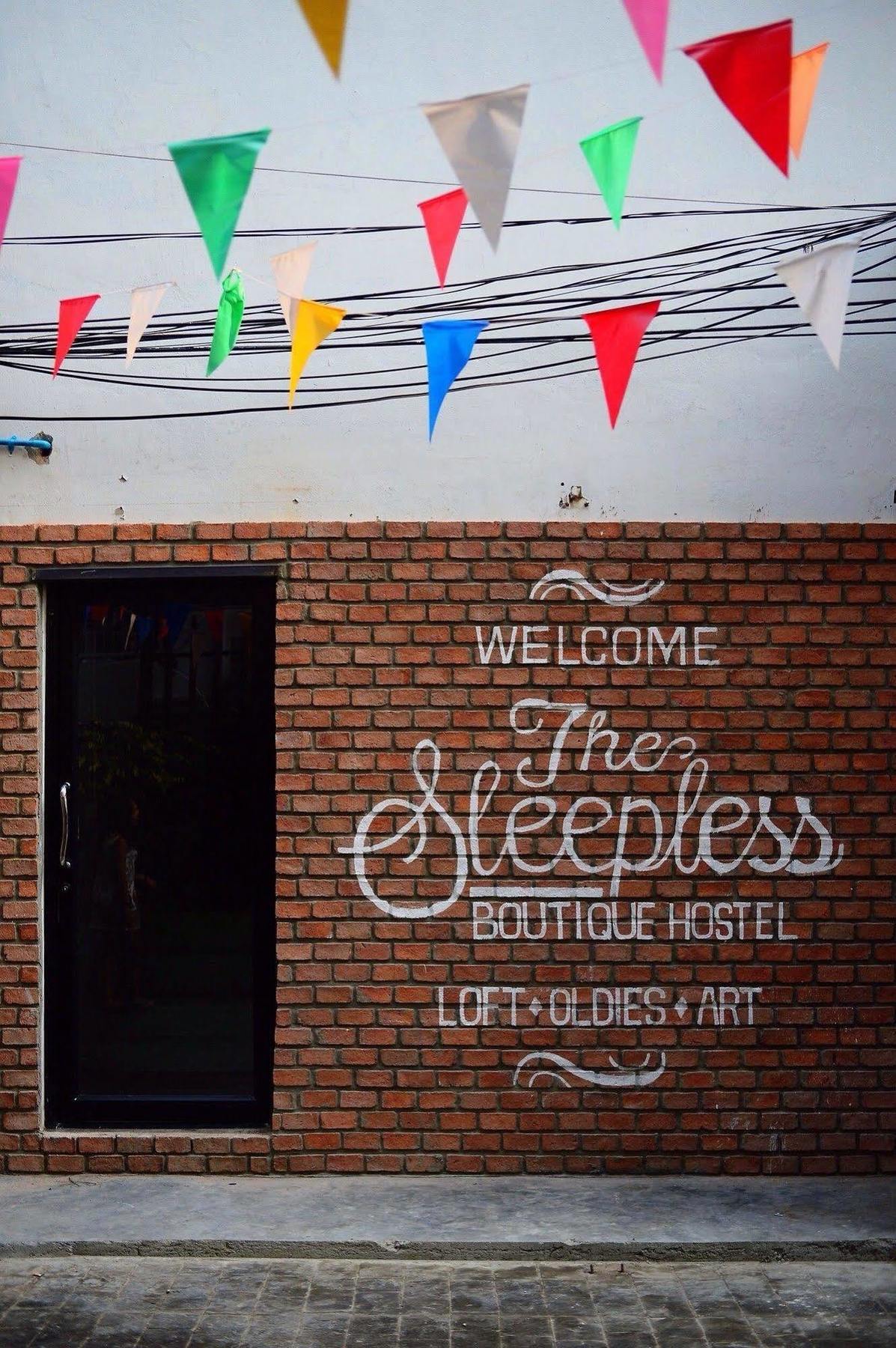 The Sleepless Boutique Hostel Bangkok Exterior photo