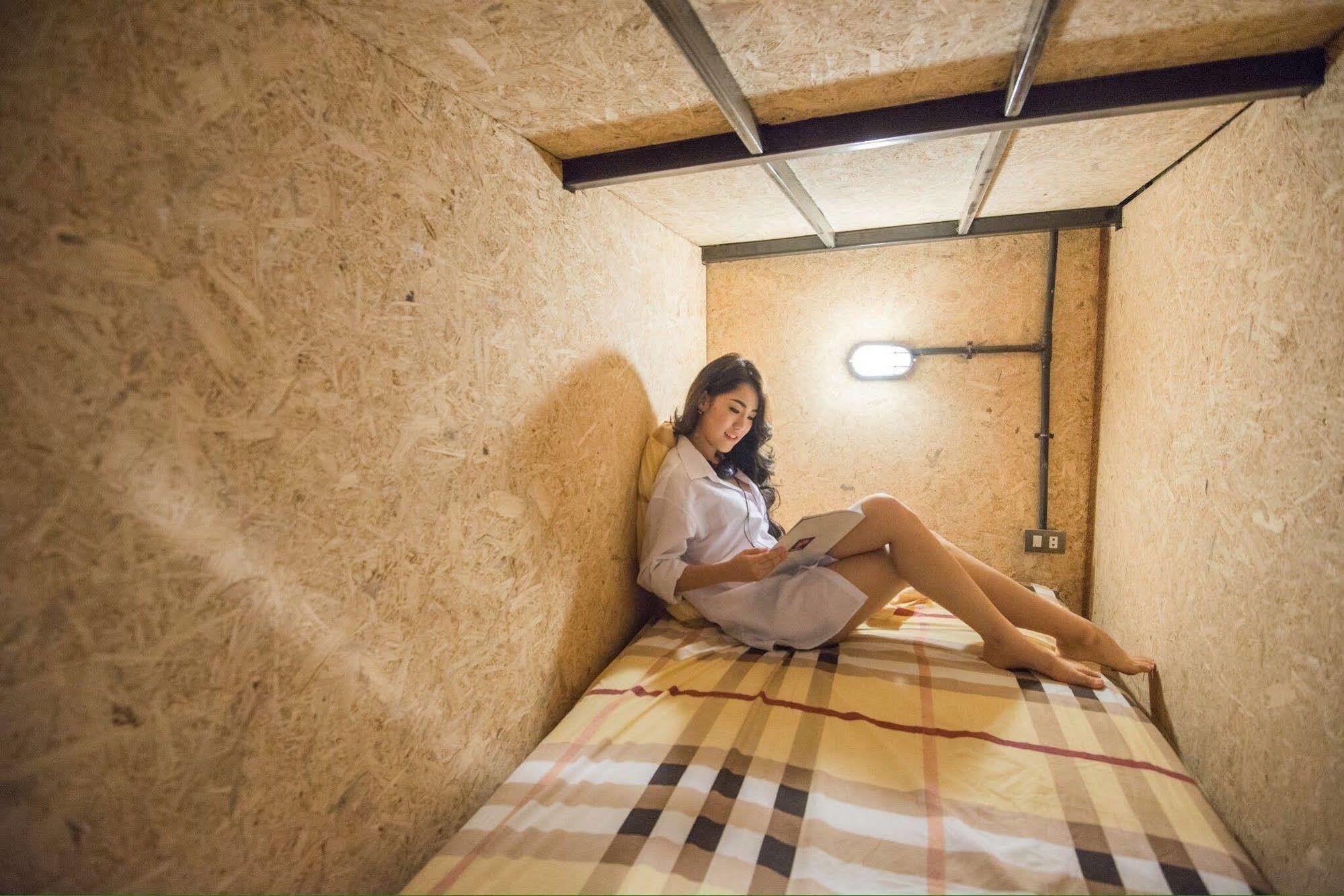 The Sleepless Boutique Hostel Bangkok Exterior photo