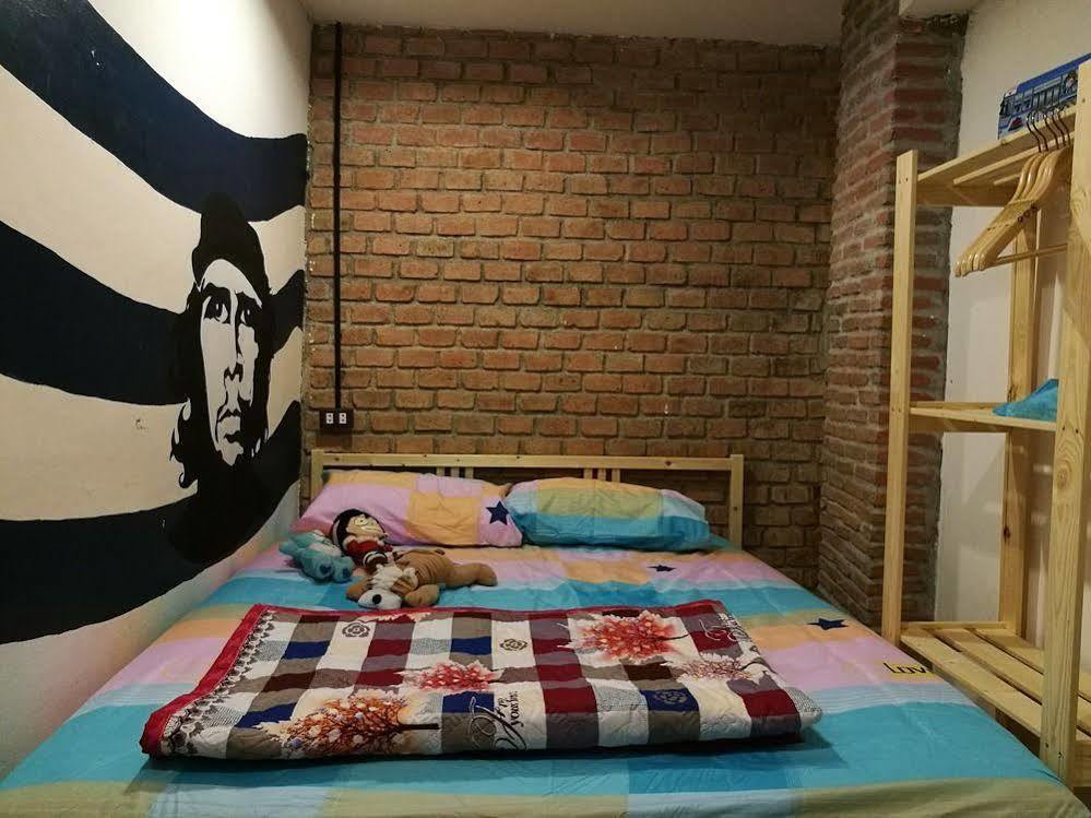 The Sleepless Boutique Hostel Bangkok Exterior photo