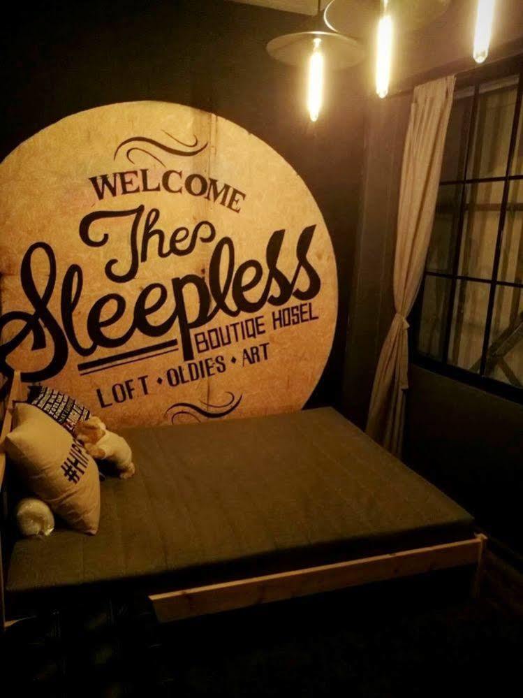 The Sleepless Boutique Hostel Bangkok Exterior photo