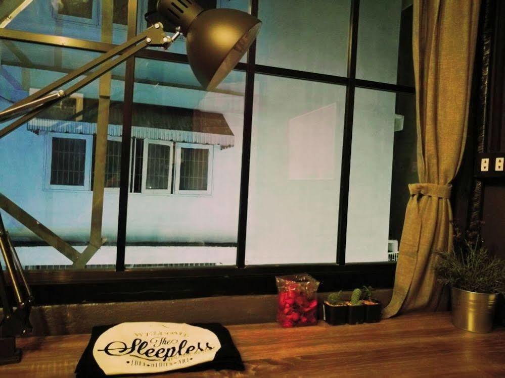 The Sleepless Boutique Hostel Bangkok Exterior photo